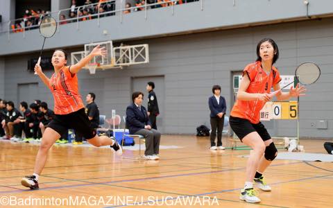 経験豊富な山陰合同銀行の横山（左）／久後が序盤から躍動。重要な第１ダブルスを制した