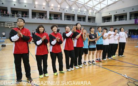 地元・島根から駆け付けた100人を超える応援団に挨拶する山陰合同銀行チーム。男子の三菱と同様、初の１部昇格となった