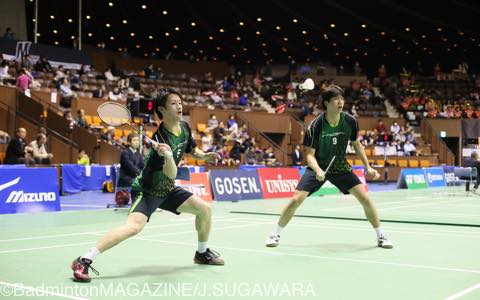 第２ダブルスの東野／榊が勝利しチームの３勝目に貢献