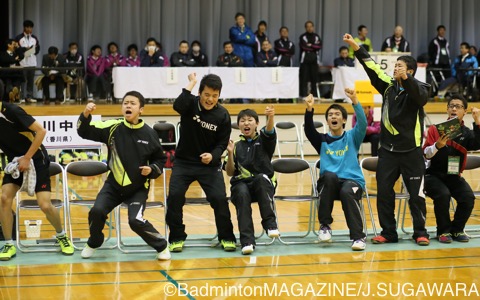 香川中央はチーム最高の８強入り。ディフェンディングチャンピオン・柏原のねばりを上回った。写真は第３単の岡田竜征に大声援を送るベンチ