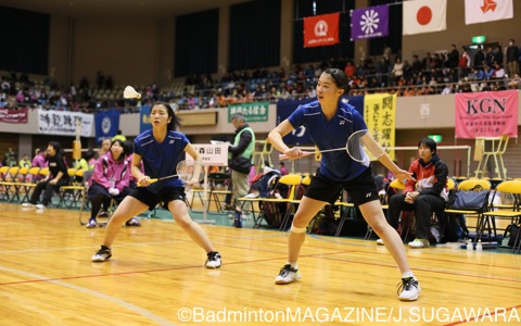 富岡・ふたば未来学園は２つのダブルスと第２シングルスで接戦をものにできず。写真は第１ダブルスの仁平菜月（左）／吾妻咲弥。ともにシングルスでも奮闘した