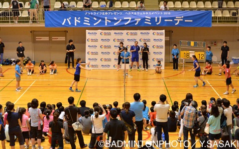 髙橋チーム、松友チームに分かれてゲーム形式のエキシビションマッチ