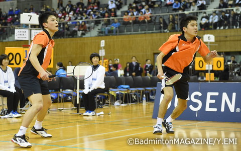 前回王者の埼玉栄は準優勝。第２ダブルスを務めたキャプテンの川端（右）と大林のペアは１－２で敗れたものの、最後までねばり強く戦い抜いた