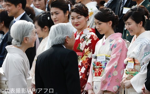 園遊会に出席した髙橋（右から４人目）、松友（同３人目）