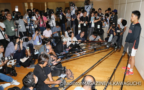 多くの報道陣が来場した今大会。桃田賢斗は記者の質問に対し、一つひとつ丁寧に受け答えた