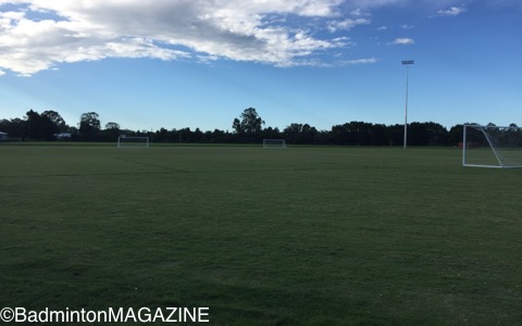 会場のすぐ前にあるサッカーの練習場