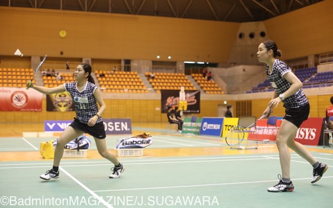 女子では、今年の日本ランキングサーキット・女子ダブルスで３位に入った松田蒼（左）／荒木茜羽らが所属している