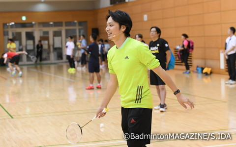 リラックスした表情で子どもと打ち合う池田さん。７歳の息子を持つ池田さんは「スポーツを通じて家族で共有できる時間があるのはすごく貴重なこと」と、このイベントの素晴らしさを話した