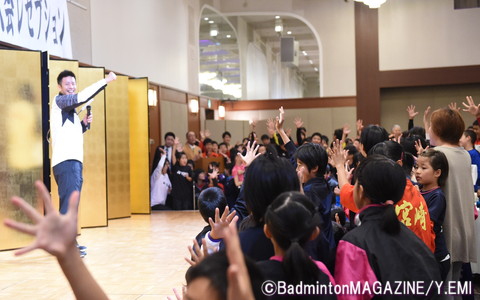 じゃんけん大会では子どもたちの歓声があがった（檀上は早川賢一・日本ユニシスコーチ）