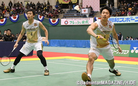 難敵を退けてチームの勝利に貢献した日立の竹内（右）／松居