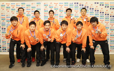 銀メダルを獲得した日本男子代表