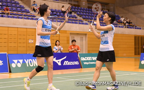 決勝は２－０のストレート勝ちで優勝を決めた栗原文音（左）／篠谷菜留