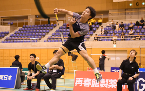 大学４年生の小本翔太（日本体育大）がベテランの上田拓馬（日本ユニシス）を２－１で下して決勝進出