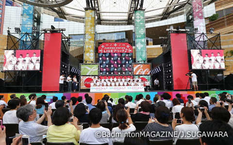 ファンの前で行なわれた今回の会見は、“イベント”の要素がたっぷり。不慣れな選手たちには緊張の色も見えたが、笑顔が絶えない会見となり、大盛り上がりだった