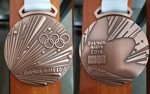ユースオリンピックで獲得した銅メダル。男子シングルスでは日本初のメダルだ（左は表、右は裏の写真）　写真提供／本人