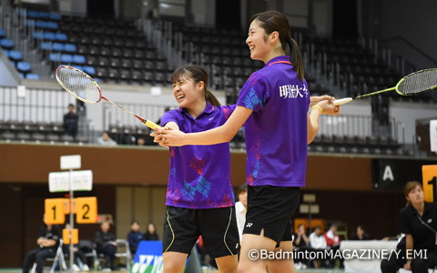 上杉夏美（右）／鈴木成美（明治大２年）は優勝を決めると、手を取り合って喜びを分かち合った