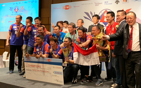 表彰式で優勝トロフィーを手に笑顔を見せるインドネシアチーム