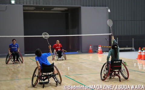 パラバドミントンコーナーでは実際に車いすに乗り、現パラバド日本代表の長島理（右奥）、渡辺敦也（左奥）とシャトルを打ち合った