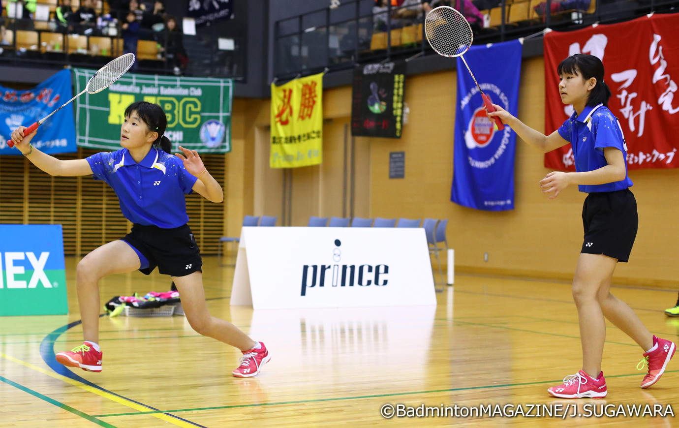 決勝のダブルスで勝利を収めた鈴木（左）／中野