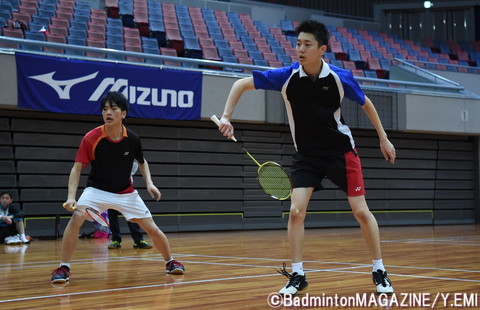 決勝で涙をのんだ日本工学院八王子の土方（右）／城戸